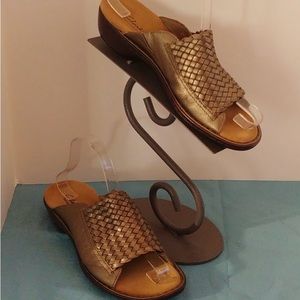 Clark's Bendable Slip-on Sandals - Gold - Size 8